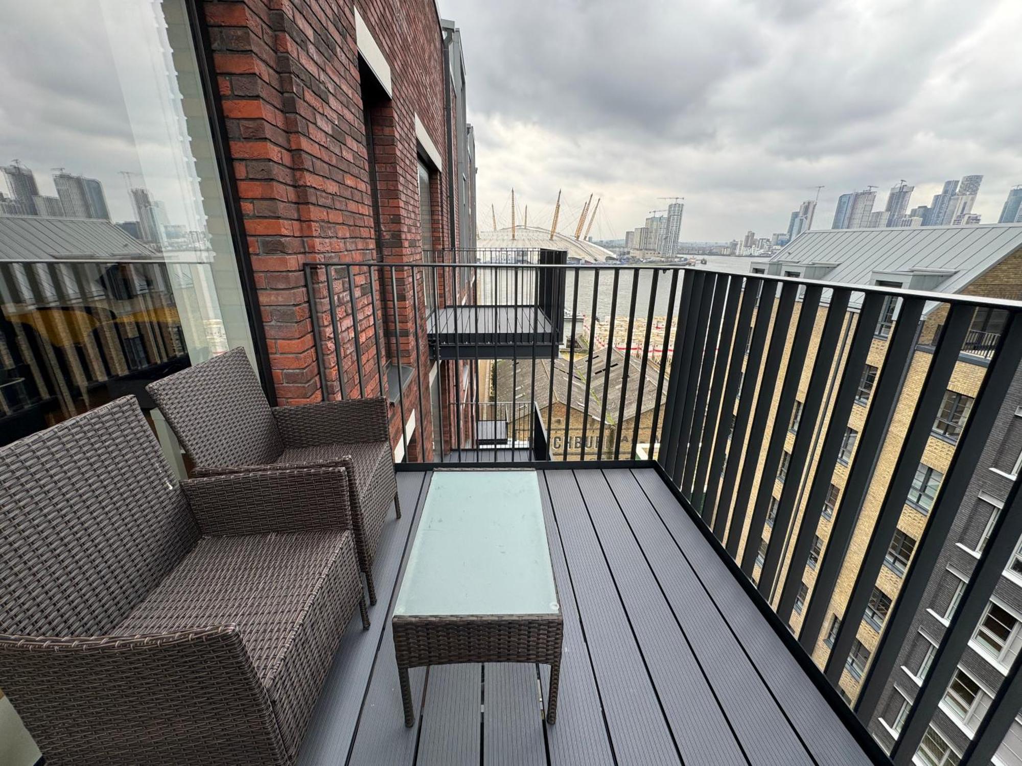 London Luxury Flat With Balcony, River View, O2 Arena, Excel, Canary Wharf, Station Apartment Ngoại thất bức ảnh